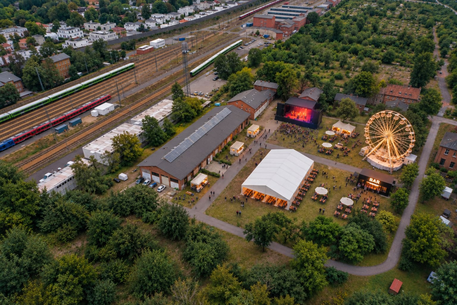 Luftbild vom Volksfest auf dem Cordeshof-Gelände, mit Riesenrad